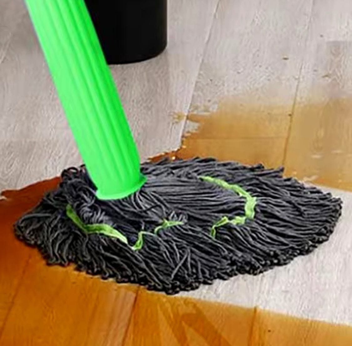 Self drying microfiber floor cleaning mop